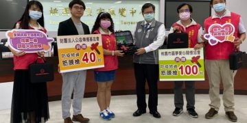 抗疫護台 圓夢愛心關懷協會贈上百台筋膜槍助防疫人員消除疲勞