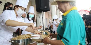 逗陣來吃飯 台東縣長率30青年志工為美和關懷據點長輩烹飪佳餚