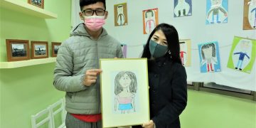 伊甸幸福日照座談會分享「照」撇步 重度自閉兒手繪媽媽畫像展現天賦表心意