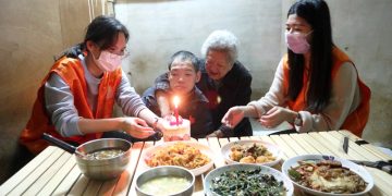 年近80歲高齡母與身障兒相依 伊甸到宅圍爐溫馨陪伴母子過好年