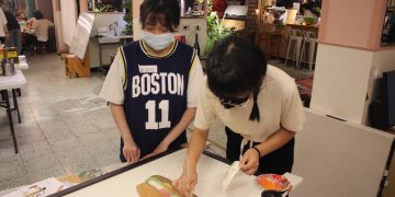 新二代小廷參與社區營造　彩繪招牌為萬華注入新力量