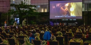 國際女孩日10周年，展望會邀你在屋頂看電影 #一起挺”女子”