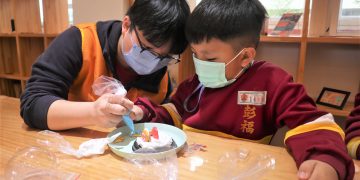 彭福小作所帶特教生手作薑餅屋 「非常老師姚小伶」克服障礙 樂於助人