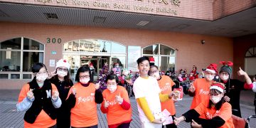 新北市淡水沙崙日照身障學員與藝人香蕉王俊傑組團表演 送暖報佳音