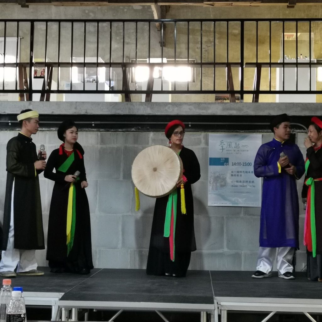 客家劇團在富岡故事館內進行文化戲劇演出