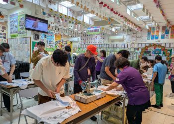 男性志工巧手改造臺灣燈會背心 換出志願服務新意象