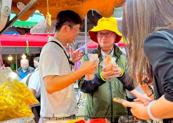青銀世代共築日常 聲光傳承市場百年技藝