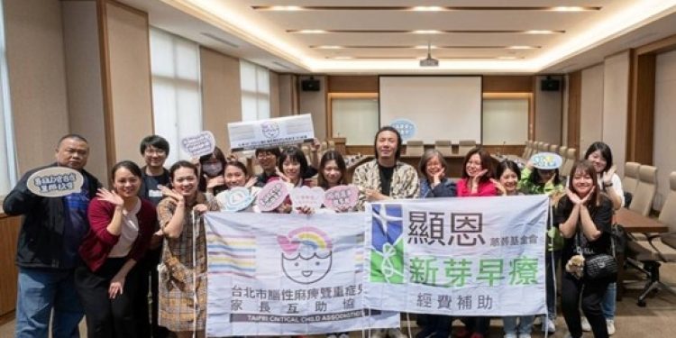 不只看見需求，更要推動制度！顯恩慈善基金會攜手重症家庭，運用 AI 掌握政策話語權