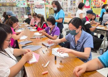 青銀攜手縫愛心　桃園志工共製布衛生棉送暖非洲女孩