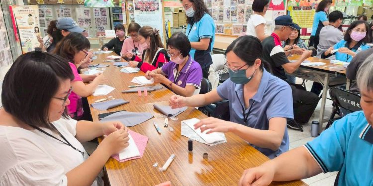 青銀攜手縫愛心　桃園志工共製布衛生棉送暖非洲女孩